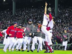 Koji Uehara se abraza con el receptor David Ross tras el final del partido, mientras sus compañeros corren a unirse al festejo. AP /