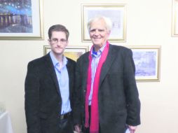 ALEMÁN. Edward Snowden (izquierda) aparece en Moscú con el parlamentario germano del partido de Los Verdes Hans-Christian Ströbele. AFP /