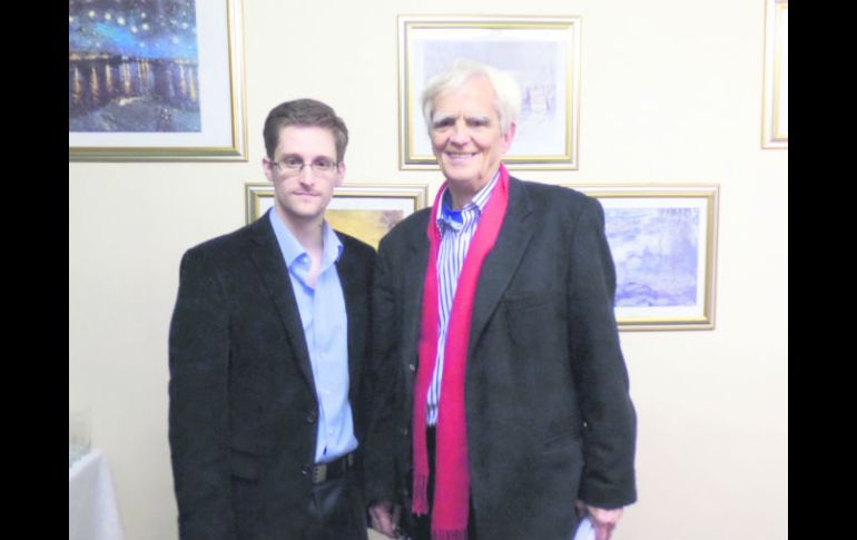 ALEMÁN. Edward Snowden (izquierda) aparece en Moscú con el parlamentario germano del partido de Los Verdes Hans-Christian Ströbele. AFP /