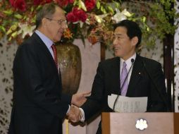 El ministro de Exteriores japonés, Fumio Kishida, y su homólogo ruso, Serguéi Lavrov. EFE /