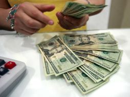 El billete verde se débilita ene l mercado por la incertidumbre en torno a los recortes de la Reserva Federal. ARCHIVO /