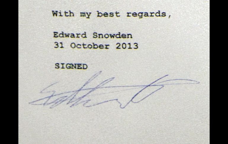 Detalle de la firma de Edward Snowden (i), en la carta que mandó a autoridades alemanas para aclarar espionaje. EFE /