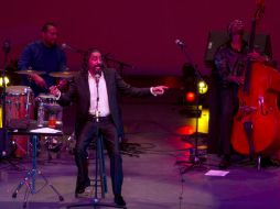 Vestido con un traje negro y una camisa blanca, permaneció sentado la mayor parte del show. NTX /