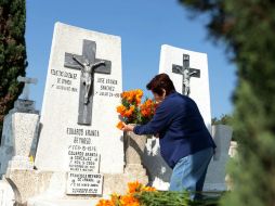 En muchos panteones, los floreros tienen una perforación para que fluya el agua cuando terminen los festejos del Día de Muertos. ARCHIVO /