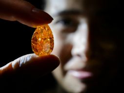 El diamante naranja tiene un peso de 14.82 quilates, y su tamaño es similar  al de una gran almendra. EFE /