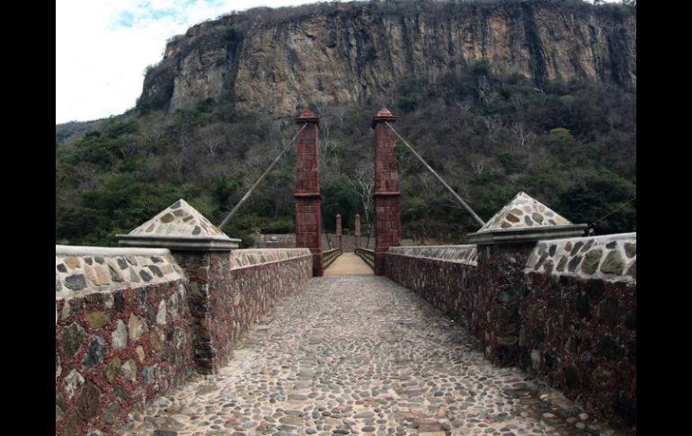 El puente 'ni del Estado ni del Ayuntamiento; es un patrimonio de la sociedad', dice Armando González. ARCHIVO /