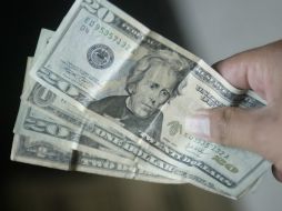 El dólar cerró la semana ganándole terreno al peso. ARCHIVO /