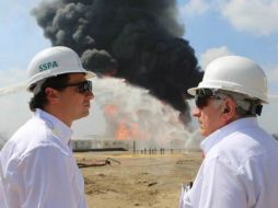 Emilio Lozoya y el gobernador Arturo Núñez en el pozo Terra 123 en Nacajuca, Tabasco. ESPECIAL /