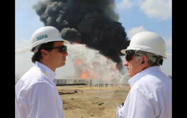 Emilio Lozoya y el gobernador Arturo Núñez en el pozo Terra 123 en Nacajuca, Tabasco. ESPECIAL /
