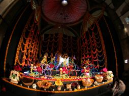 El gasto del mexicano incluye la compra de flores, costo de una ofrenda, calaverita y adornos. EFE /