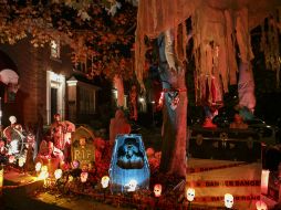 La tradición no es sólo que los niños se disfracen sino que los adultos decoren los hogares para poner temor. EFE /