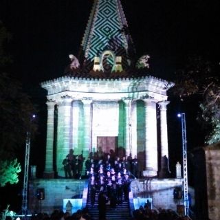 Le cantan a los muertos en Panteón de Belén