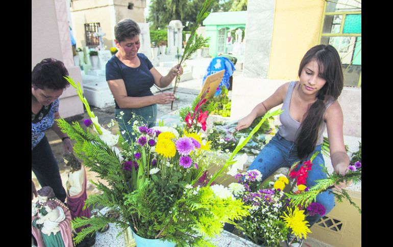 LOS VENDEDORES SE PREPARAN. Durante el Día de Muertos, miles de tapatíos visitan los panteones de la ciudad.  /