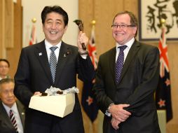 El primer ministro japonés, Shinzo Abe (i) junto con el ministro de Relaciones Exteriores de Nueva Zelanda. AFP /