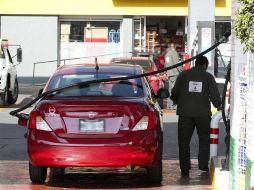 Este es el décimo primer aumento del año y acumula 1.21 pesos para los tres tipos de combustibles. ARCHIVO /