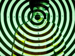 Un hombre es pintado como una diana, a propósito de una nueva obra de arte plástico de Liu Bolin. EFE /