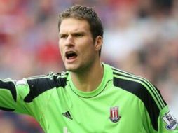 Lo inesperado del pase que terminó en gol es la nula intención del portero en anotarlo. ESPECIAL /