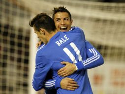 Cristiano Ronaldo celebra con Gareth Bale la tercera anotación del cuadro merengue. AP /