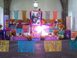 El altar invita a que la mirada se pierda en el mar de detalles que lo conforman. ARCHIVO /