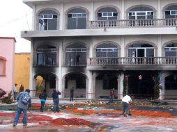 Los colonos queman las oficinas del Catastro, Registro Civil y Oficialía Conciliadora, ubicadas en la planta baja del edificio. SUN /