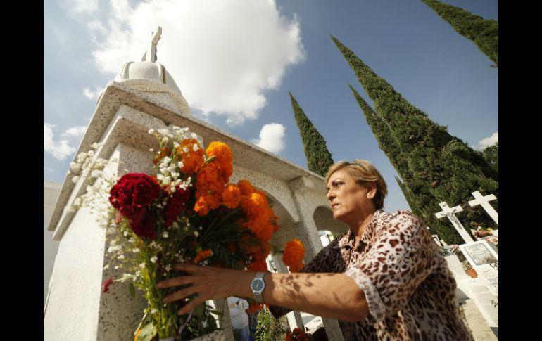 Recuerdan a las personas que visitan los panteones a respetar las indicaciones de seguridad.  /