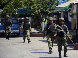 Elementos del Ejército Mexicano acuden a la escena para acordonarla e impedir el paso a curiosos. ARCHIVO /