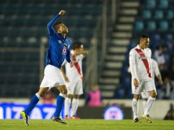 Joao Rojas (izq) festeja el gol con el que aseguró el pase de Cruz Azul a la Liguilla. MEXSPORT /