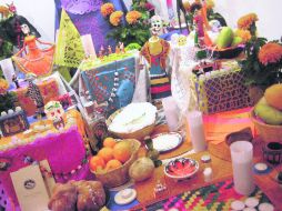 Don David recuerda que en los años setenta las mujeres del pueblo elaboraban cada elemento de sus altares de muertos. ESPECIAL /