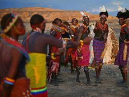Los hombres y las mujeres de la tribu Turkana participan en una ceremonia en el Parque nacional Sibiloi. AFP /
