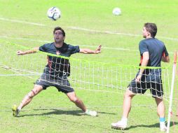 Facundo Erpen y Leandro Cufré, durante la última práctica de los Zorros en Guadalajara previo a sus duelos ante Toluca y Morelia.  /