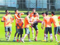 Los jugadores del Guadalajara cerraron su práctica en medio de bromas y complicidades de cara al último partido que enfrentarán en casa  /