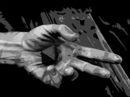 La mano que da todo sujeta a un madero.  /