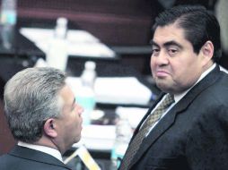 El líder perredista en el Senado, Miguel Barbosa (derecha), reiteró que los legisladores del sol azteca votarán contra la inciativa. NTX /