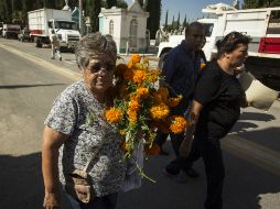 Las autoridades recomiendan a la población hidratarse y no subirse a tumbas.  /