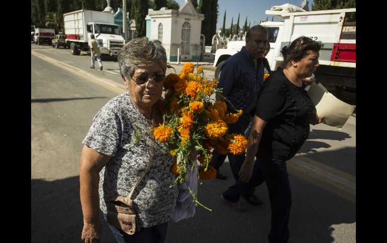 Las autoridades recomiendan a la población hidratarse y no subirse a tumbas.  /