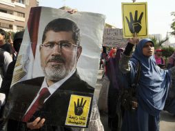 Simpatizantes del depuesto presidente egipcio Mohamed Mursi (en el cartel), días antes de su juicio. EFE /