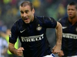 Rodrigo Palacio celebra el tanto con el que se abrió el marcador. AFP /