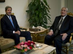 El secretario de Estado de EU, John Kerry, junto al presidente provisional de Egipto, Adli Mansur. AFP /