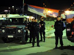 Tropas cuidan el puente que divide la ciudad de Mitrovica. AFP /