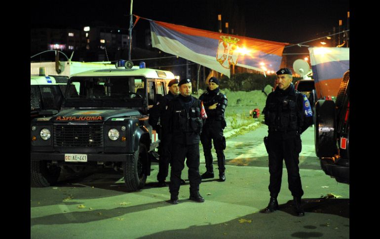 Tropas cuidan el puente que divide la ciudad de Mitrovica. AFP /