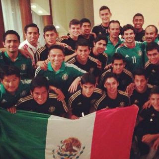 'Checo' Pérez visita a la Sub-17