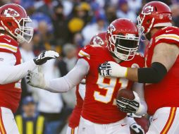Tamba Hali (91) fue el artífice de una defensa de los Jefes que continúan invictos. AP /