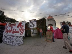 Maestros de otras secciones permanecen en las inmediaciones del Monumento a la Revolución. ARCHIVO /