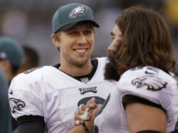 Nick Foles (I) dominó a placer a la defensiva de los Raiders. AP /