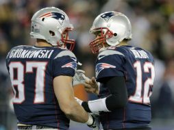 Gronkowski y Brady se encargaron de humillar a la defensa de los Acereros. AP /