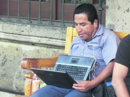 Navegan sin costo. Usuarios disfrutan del acceso a la red en diferentes plazas públicas en varios municipios del Estado.  /