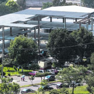 Arana presume obras de papel