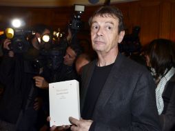 El escritor francés Pierre Lemaitre, con su novela ganadora ''Au revoir là-haut''. AFP /