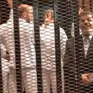 Morsi se muestra desafiante y aplazan el juicio