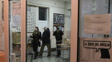 Miembros de una comisión electoral dejan un centro de votación en Mitrovica después de que unos desconocidos atacaron el sitio. EFE /